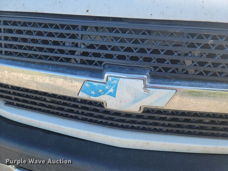 image for item JE9503 2003 Chevrolet Silverado 3500  Crew Cab flatbed pickup truck