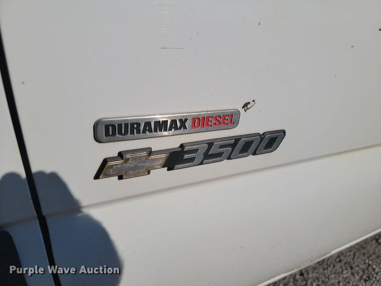 image for item JE9503 2003 Chevrolet Silverado 3500  Crew Cab flatbed pickup truck