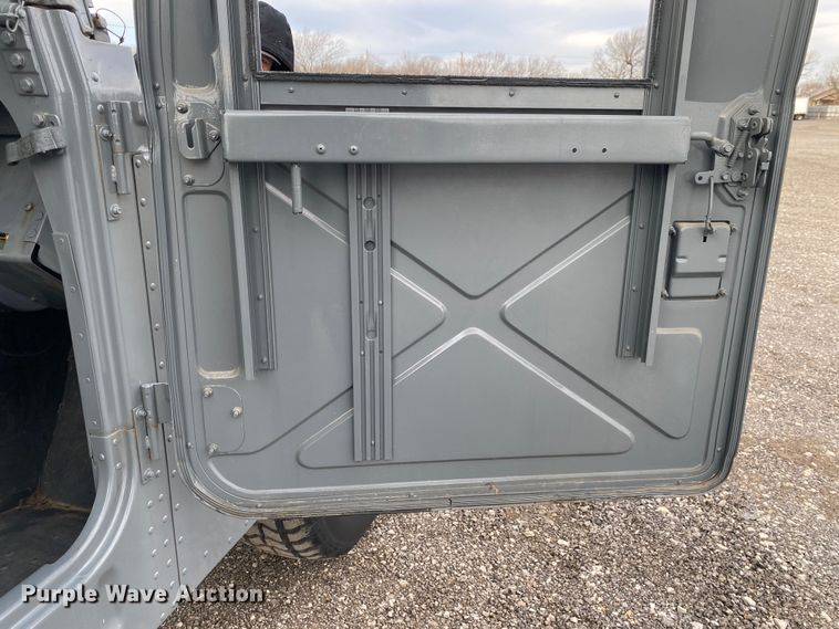 image for item JW9223 1988 Am General HMMWV  SUV