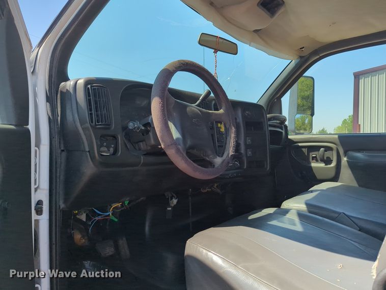 image for item KB9401 2006 Chevrolet C45E042  Crew Cab flatbed truck