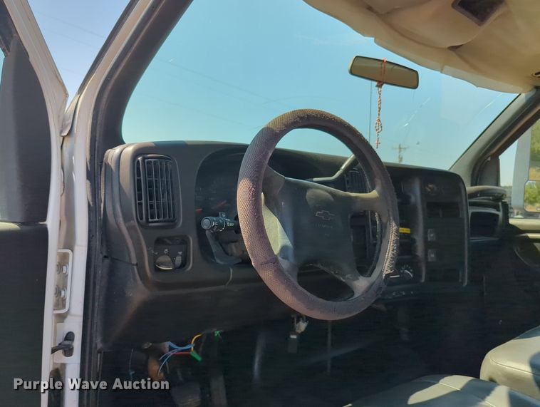 image for item KB9401 2006 Chevrolet C45E042  Crew Cab flatbed truck