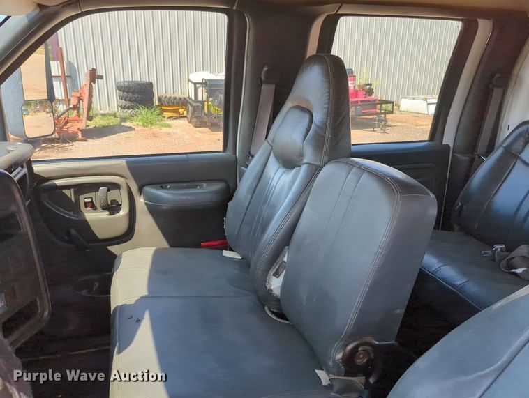 image for item KB9401 2006 Chevrolet C45E042  Crew Cab flatbed truck