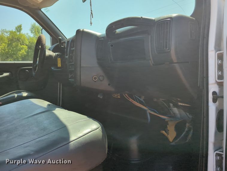 image for item KB9401 2006 Chevrolet C45E042  Crew Cab flatbed truck