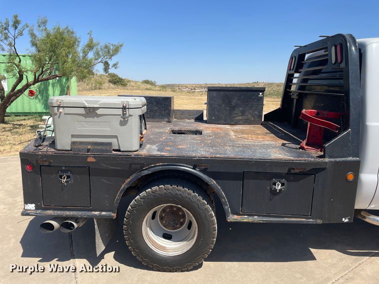 image for item KM9812 2015 Ford F350 Super Duty  Crew Cab flatbed pickup truck