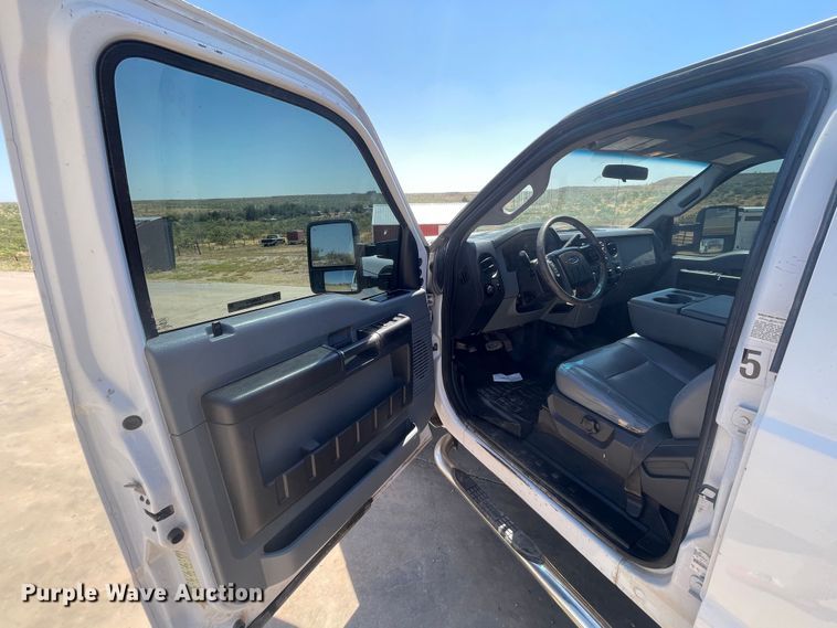 image for item KM9812 2015 Ford F350 Super Duty  Crew Cab flatbed pickup truck