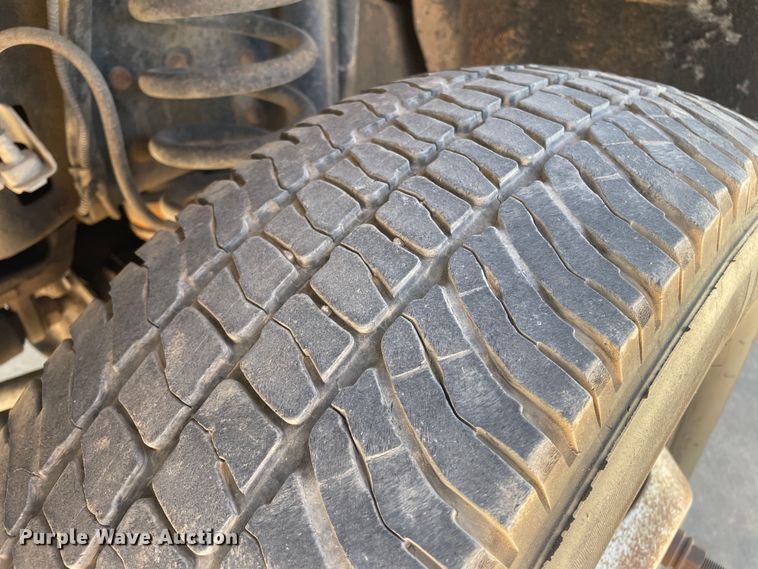 image for item KM9812 2015 Ford F350 Super Duty  Crew Cab flatbed pickup truck