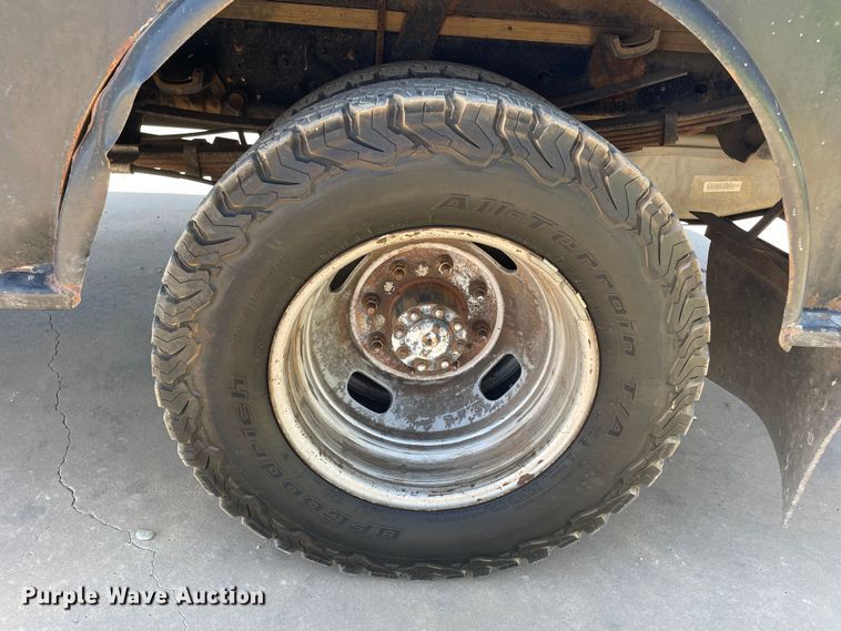 image for item KM9812 2015 Ford F350 Super Duty  Crew Cab flatbed pickup truck