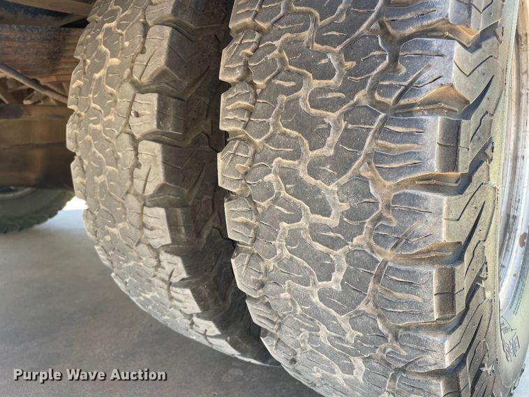 image for item KM9812 2015 Ford F350 Super Duty  Crew Cab flatbed pickup truck