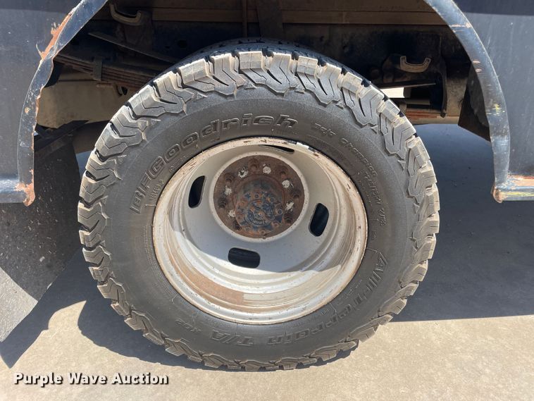 image for item KM9812 2015 Ford F350 Super Duty  Crew Cab flatbed pickup truck