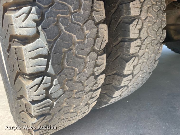 image for item KM9812 2015 Ford F350 Super Duty  Crew Cab flatbed pickup truck