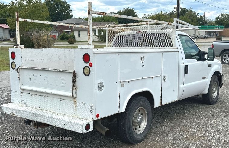 image for item KT9342 2004 Ford F250 Super Duty  utility bed pickup truck