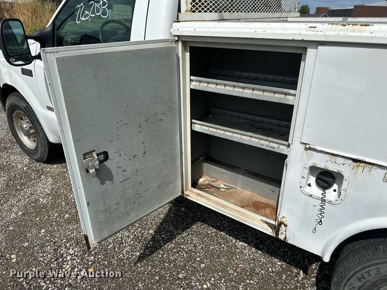 image for item KT9342 2004 Ford F250 Super Duty  utility bed pickup truck