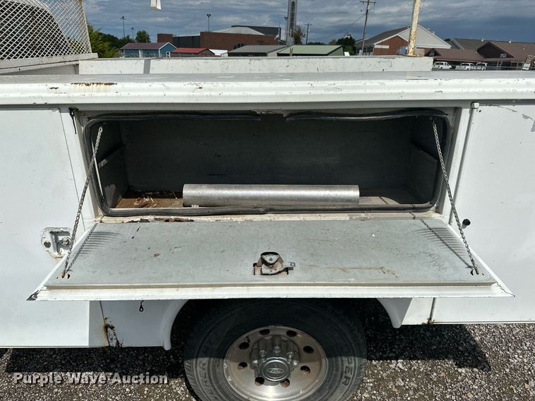 image for item KT9342 2004 Ford F250 Super Duty  utility bed pickup truck