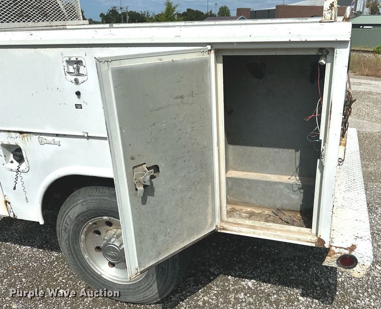 image for item KT9342 2004 Ford F250 Super Duty  utility bed pickup truck