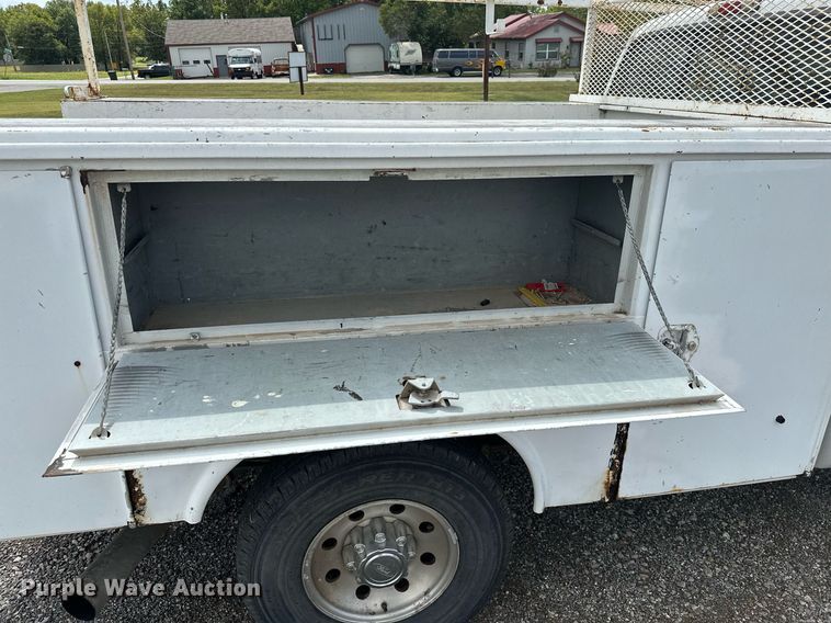 image for item KT9342 2004 Ford F250 Super Duty  utility bed pickup truck