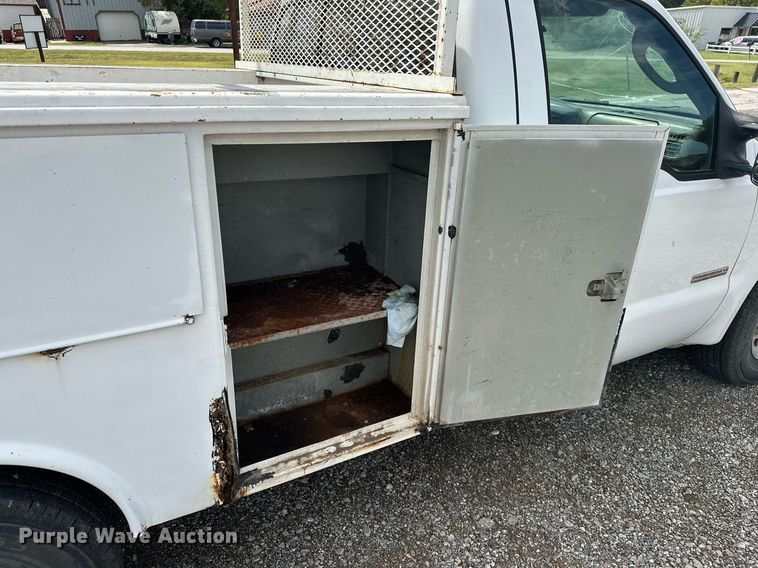 image for item KT9342 2004 Ford F250 Super Duty  utility bed pickup truck