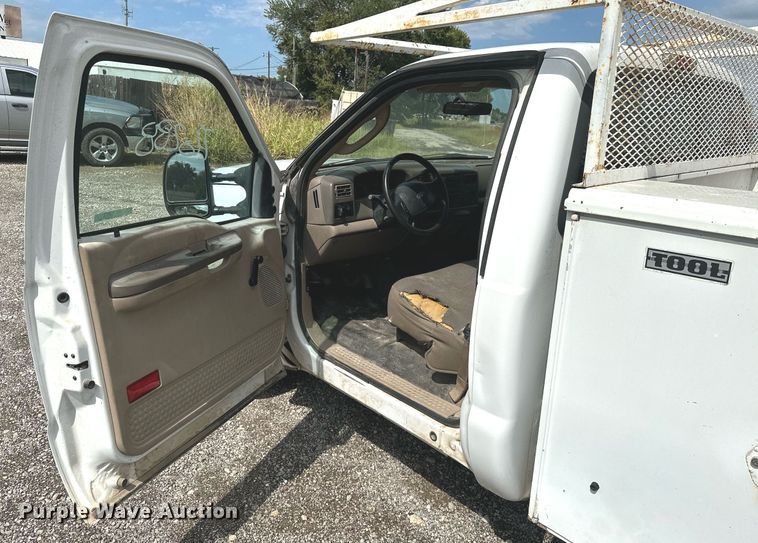 image for item KT9342 2004 Ford F250 Super Duty  utility bed pickup truck