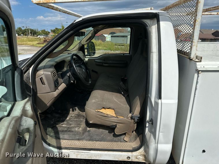 image for item KT9342 2004 Ford F250 Super Duty  utility bed pickup truck