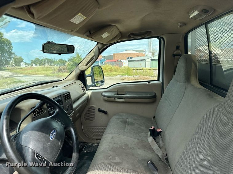 image for item KT9342 2004 Ford F250 Super Duty  utility bed pickup truck