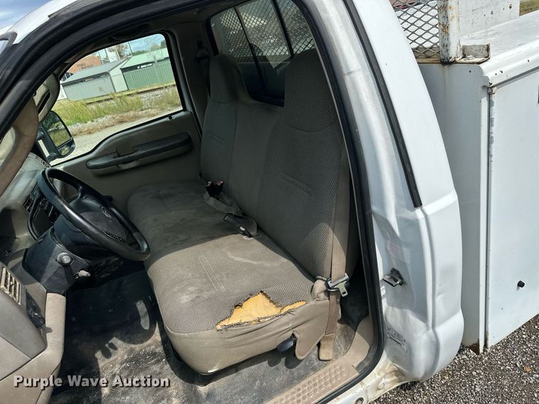 image for item KT9342 2004 Ford F250 Super Duty  utility bed pickup truck