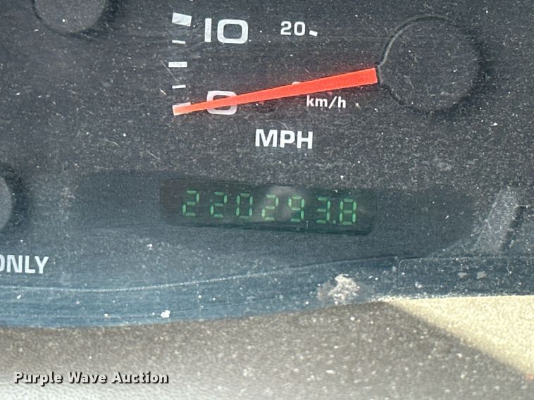 image for item KT9342 2004 Ford F250 Super Duty  utility bed pickup truck