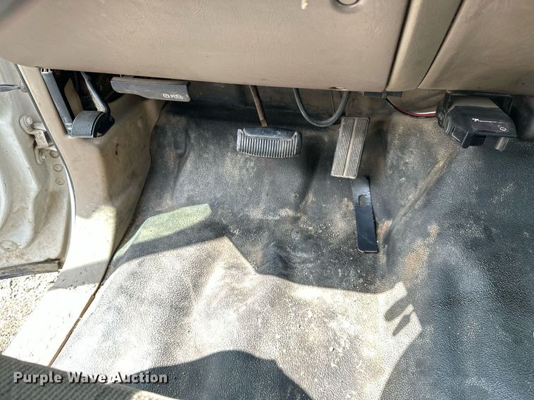 image for item KT9342 2004 Ford F250 Super Duty  utility bed pickup truck