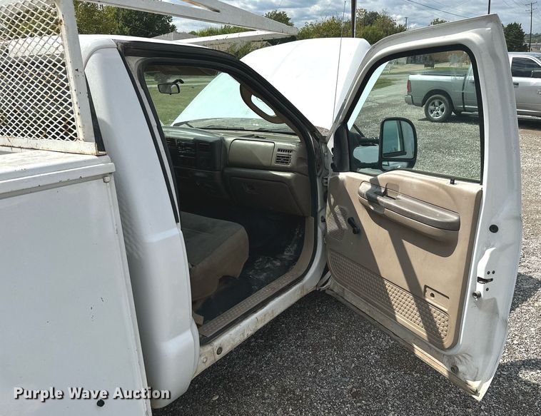 image for item KT9342 2004 Ford F250 Super Duty  utility bed pickup truck