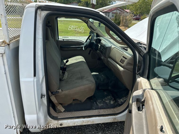 image for item KT9342 2004 Ford F250 Super Duty  utility bed pickup truck