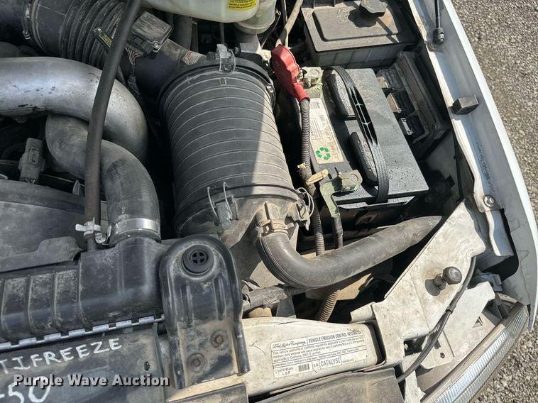 image for item KT9342 2004 Ford F250 Super Duty  utility bed pickup truck