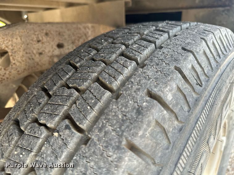 image for item KT9342 2004 Ford F250 Super Duty  utility bed pickup truck