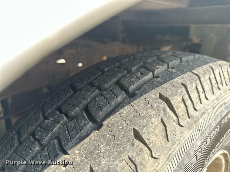 image for item KT9342 2004 Ford F250 Super Duty  utility bed pickup truck