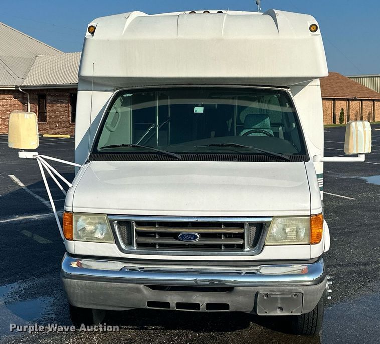image for item KT9347 2006 Ford E450 Super Duty  shuttle bus