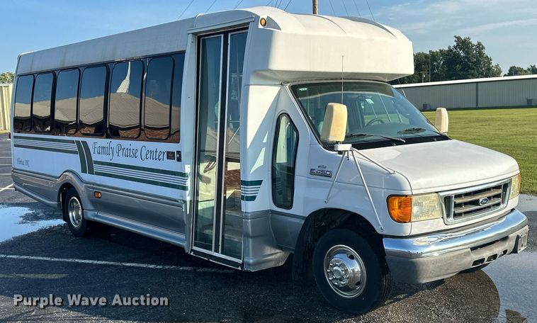 image for item KT9347 2006 Ford E450 Super Duty  shuttle bus