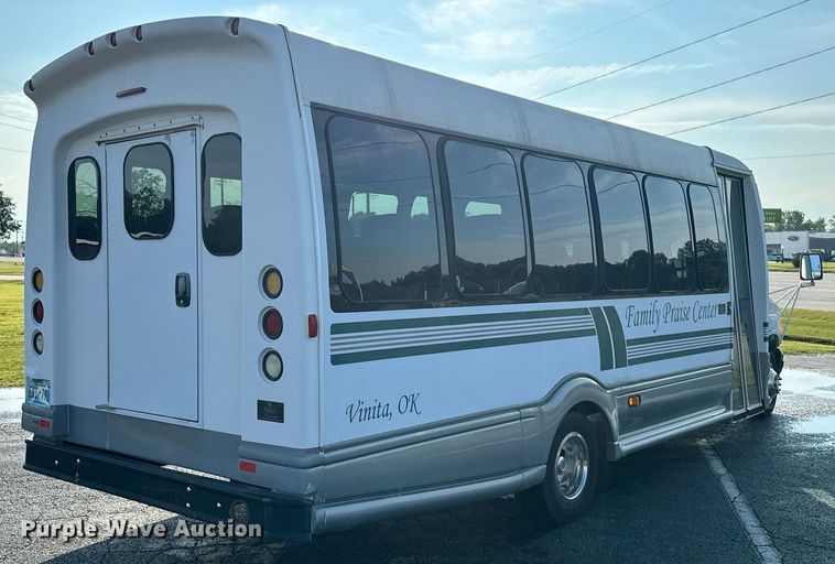 image for item KT9347 2006 Ford E450 Super Duty  shuttle bus