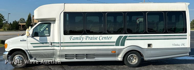 image for item KT9347 2006 Ford E450 Super Duty  shuttle bus