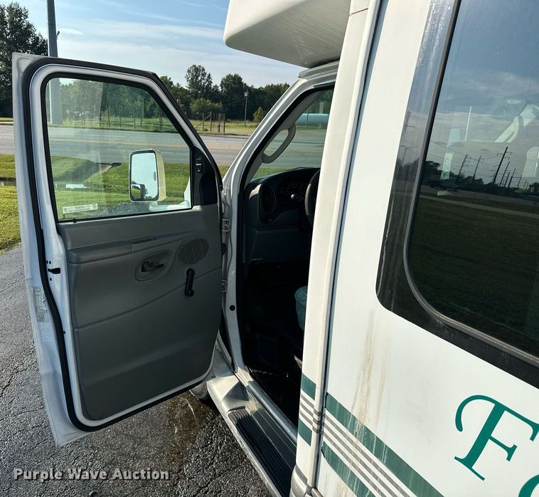 image for item KT9347 2006 Ford E450 Super Duty  shuttle bus