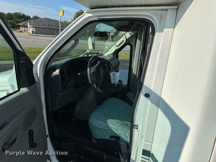 image for item KT9347 2006 Ford E450 Super Duty  shuttle bus