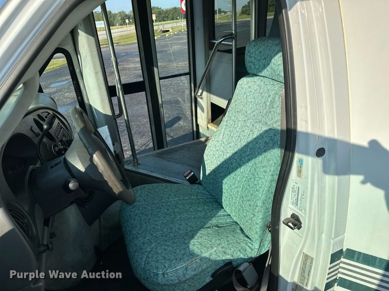 image for item KT9347 2006 Ford E450 Super Duty  shuttle bus