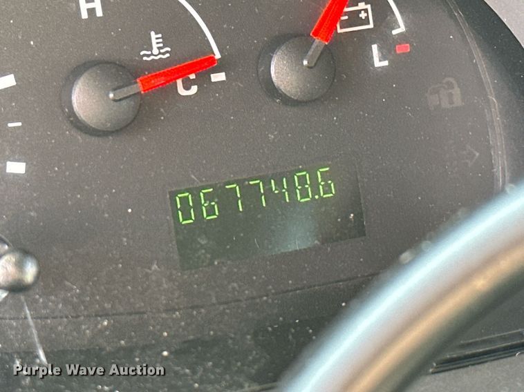 image for item KT9347 2006 Ford E450 Super Duty  shuttle bus