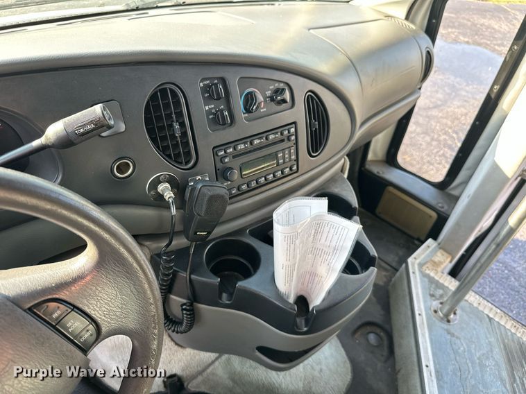image for item KT9347 2006 Ford E450 Super Duty  shuttle bus