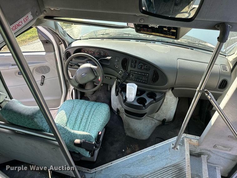 image for item KT9347 2006 Ford E450 Super Duty  shuttle bus