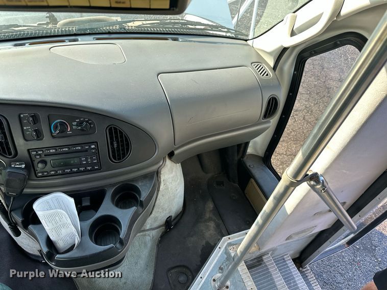 image for item KT9347 2006 Ford E450 Super Duty  shuttle bus