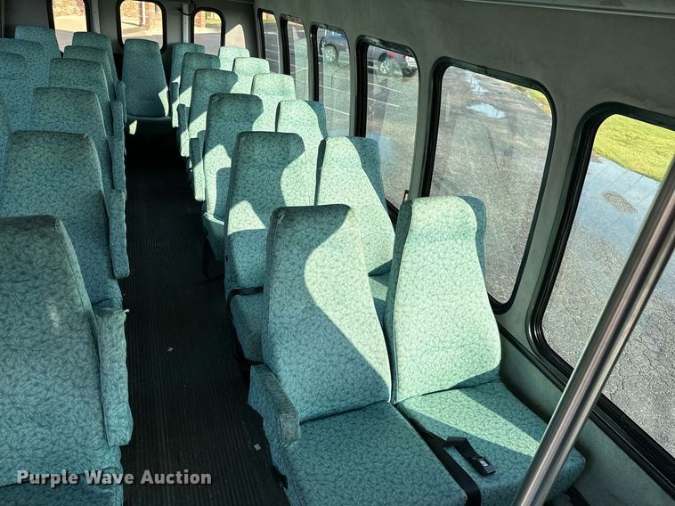 image for item KT9347 2006 Ford E450 Super Duty  shuttle bus