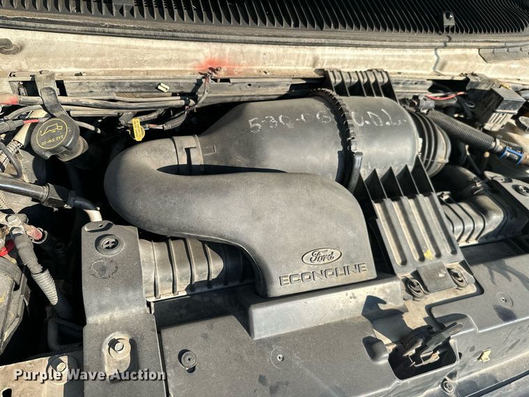 image for item KT9347 2006 Ford E450 Super Duty  shuttle bus