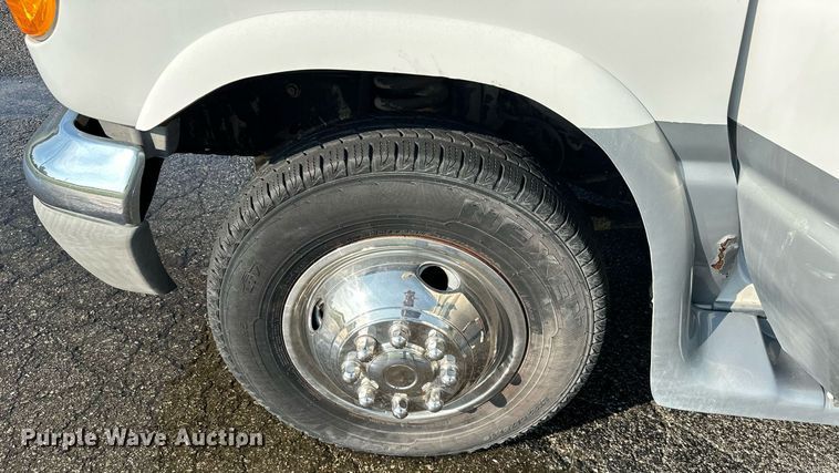 image for item KT9347 2006 Ford E450 Super Duty  shuttle bus