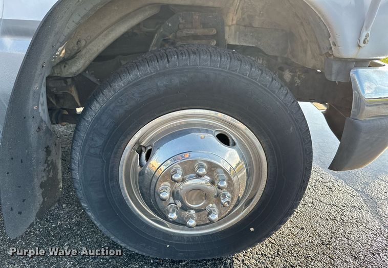 image for item KT9347 2006 Ford E450 Super Duty  shuttle bus