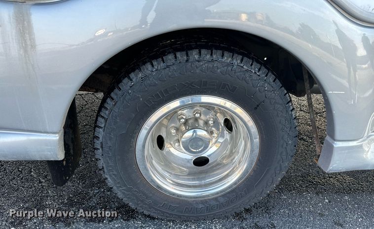 image for item KT9347 2006 Ford E450 Super Duty  shuttle bus