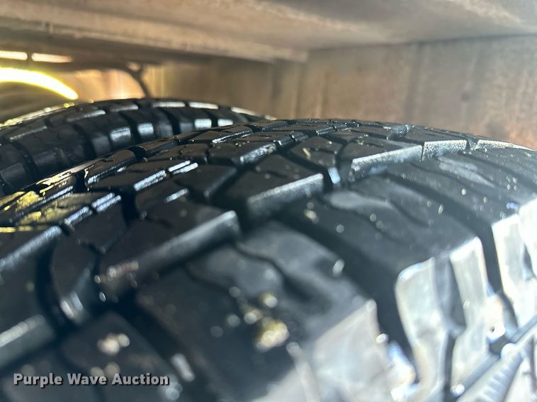 image for item KT9347 2006 Ford E450 Super Duty  shuttle bus