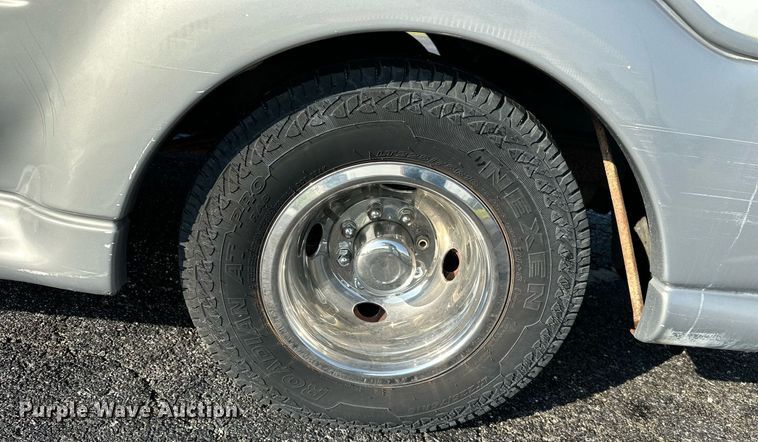 image for item KT9347 2006 Ford E450 Super Duty  shuttle bus