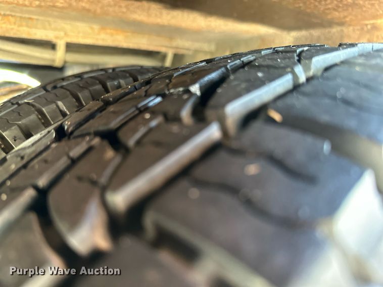 image for item KT9347 2006 Ford E450 Super Duty  shuttle bus